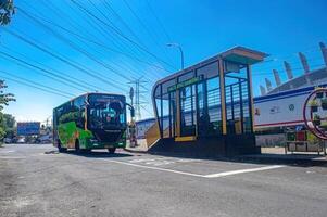 une Publique transport ville autobus appelé trans Jatim lequel volonté Arrêtez à autobus s'arrête ou des abris, Indonésie, 16 mai 2024. photo