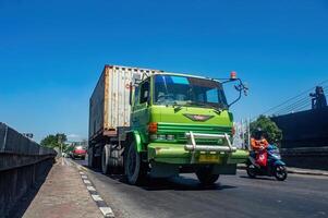 une bande annonce un camion porter logistique ou livraison conteneurs, Indonésie, 16 mai 2024. photo