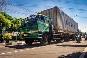 une bande annonce un camion porter logistique ou livraison conteneurs, Indonésie, 16 mai 2024. photo