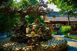 une Gardien statue à suoi tien parc dans ho chi minh vietnam photo