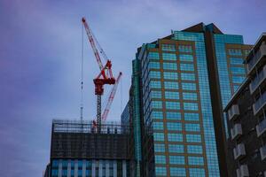 grues à le en dessous de construction sur le bâtiment dans tokyo photo