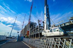 grues à le en dessous de construction dans tokyo photo