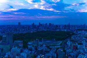 une crépuscule paysage urbain à le Urbain ville à Shinjuku direction haute angle photo