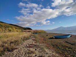 une pittoresque rive de prespa Lac dans oteshevo, macédoine, sur une ensoleillé l'automne journée photo