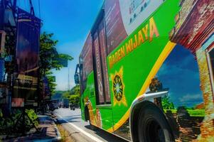 une petit vert autobus appelé trans Jatim pour Publique transport, Indonésie, 16 mai 2024. photo