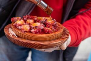 ration de pulpo une foire. typique galicien recette pour cuisine pieuvre. Espagne photo