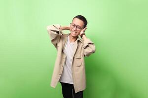 une homme dans une bronzer veste est souriant et portant des lunettes photo