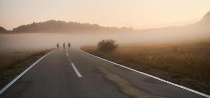 une groupe de amis, les athlètes, et joggeurs embrasse le de bonne heure Matin heures comme elles ou ils courir par le brumeux aube, excité par le en hausse Soleil et entouré par le tranquille beauté de la nature photo