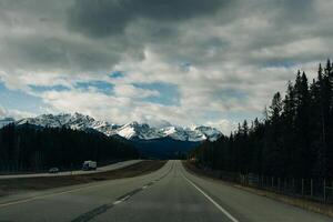 transcanadienne Autoroute dans banff nationale parc, montrant le faune traversée dépasser photo