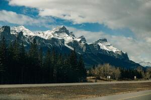 transcanadienne Autoroute dans banff nationale parc, montrant le faune traversée dépasser photo