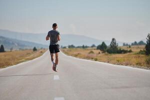 une dévoué marathon coureur pousse lui-même à le limite dans entraînement. photo