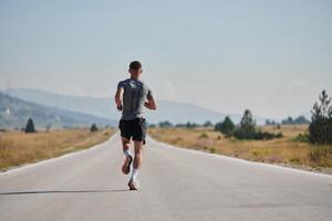 une dévoué marathon coureur pousse lui-même à le limite dans entraînement. photo