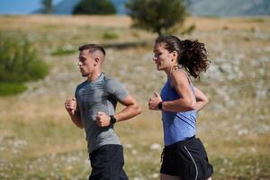 dynamique duo. prêt pour le fitness couple embrasse confiance et préparation pour A venir marathon photo