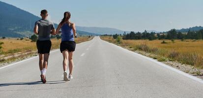 dynamique duo. prêt pour le fitness couple embrasse confiance et préparation pour A venir marathon photo