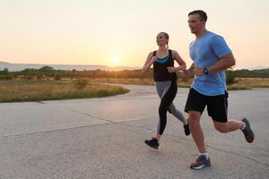 dynamique duo. prêt pour le fitness couple embrasse confiance et préparation pour A venir marathon photo