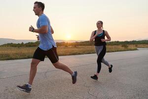 dynamique duo. prêt pour le fitness couple embrasse confiance et préparation pour A venir marathon photo