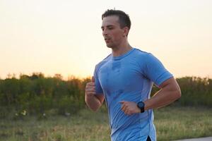 une dévoué marathon coureur pousse lui-même à le limite dans entraînement. photo