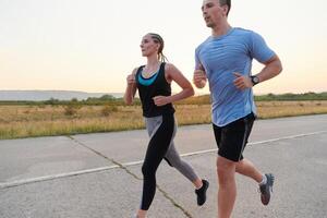 dynamique duo. prêt pour le fitness couple embrasse confiance et préparation pour A venir marathon photo