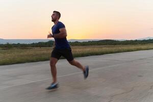 une dévoué marathon coureur pousse lui-même à le limite dans entraînement. photo