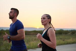 dynamique duo. prêt pour le fitness couple embrasse confiance et préparation pour A venir marathon photo