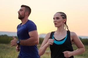 dynamique duo. prêt pour le fitness couple embrasse confiance et préparation pour A venir marathon photo