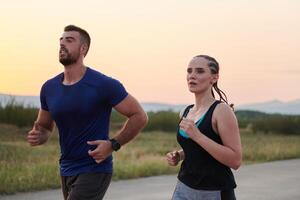 dynamique duo. prêt pour le fitness couple embrasse confiance et préparation pour A venir marathon photo