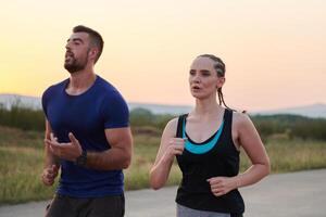 dynamique duo. prêt pour le fitness couple embrasse confiance et préparation pour A venir marathon photo