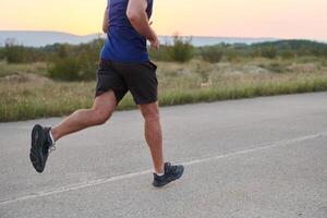 une dévoué marathon coureur pousse lui-même à le limite dans entraînement. photo