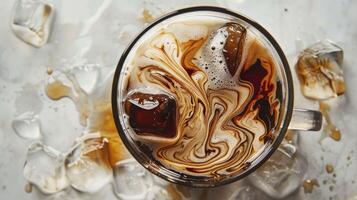 glacé du froid brasser café avec crème tourbillonnant photo