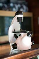 classique scientifique microscope. laboratoire équipement concept. photo