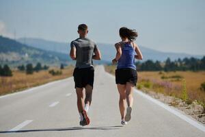 dynamique duo. prêt pour le fitness couple embrasse confiance et préparation pour A venir marathon photo