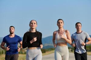 une groupe de copains maintient une en bonne santé mode de vie par fonctionnement en plein air sur une ensoleillé jour, collage plus de aptitude et profiter le énergétique effets de exercice et la nature photo