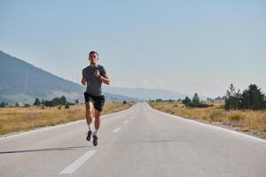 une dévoué marathon coureur pousse lui-même à le limite dans entraînement. photo