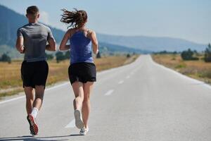 dynamique duo. prêt pour le fitness couple embrasse confiance et préparation pour A venir marathon photo