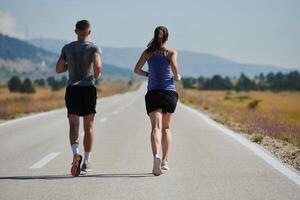 dynamique duo. prêt pour le fitness couple embrasse confiance et préparation pour A venir marathon photo