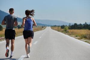 dynamique duo. prêt pour le fitness couple embrasse confiance et préparation pour A venir marathon photo