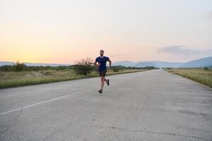 une dévoué marathon coureur pousse lui-même à le limite dans entraînement. photo