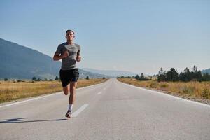 une dévoué marathon coureur pousse lui-même à le limite dans entraînement. photo