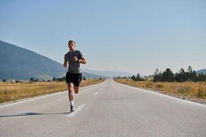 une dévoué marathon coureur pousse lui-même à le limite dans entraînement. photo