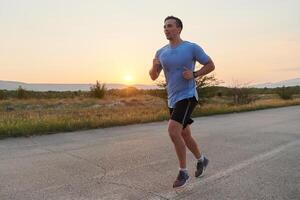 une dévoué marathon coureur pousse lui-même à le limite dans entraînement. photo