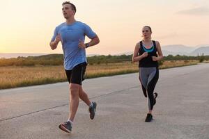 dynamique duo. prêt pour le fitness couple embrasse confiance et préparation pour A venir marathon photo