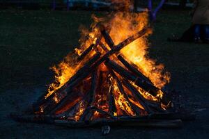 magnifique Feu flammes sur une feu de camp photo