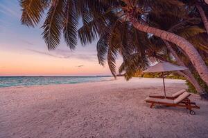 plage incroyable. chaises sur la mer de la plage de sable. vacances d'été de luxe et hôtel de villégiature pour le tourisme. paysage tropical inspirant. paysage tranquille, plage relaxante, belle conception de paysage photo