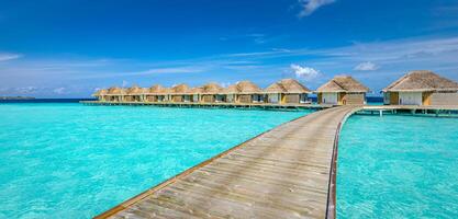 île paradisiaque des maldives. paysage aérien tropical, paysage marin avec jetée, villas bungalows sur pilotis avec magnifique plage de lagon de mer. destination touristique exotique, fond de vacances d'été. voyages aériens photo