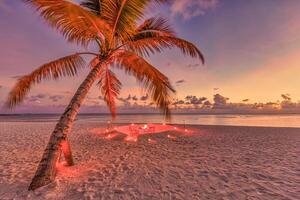 romantique dîner dans plage le coucher du soleil. bougies avec paume feuilles et coloré ciel et mer. incroyable côte comme voyage de noces ou anniversaire dîner paysage. loisir île soir horizon, romance pour l'amour des couples photo