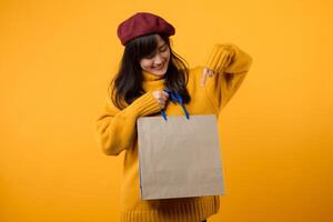 magasin jusqu'à vous goutte. mode vers l'avant client dans une rouge béret et Jaune chandail explore incroyable offres contre une animé Jaune toile de fond. photo