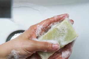 le processus de la lessive mains avec Naturel savon plus de le couler. photo