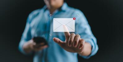 Nouveau email notification concept pour affaires email la communication et numérique marketing.business gens toucher sur email dans virtuel filtrer. l'Internet technologie.boîte de réception recevoir électronique message alerte. photo