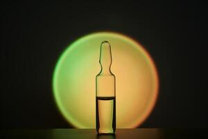 ampoule pour injection contre le Contexte de une brillant Jaune cercle. photo