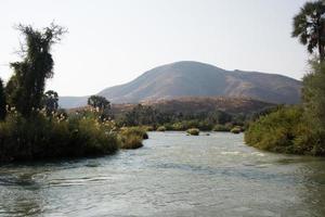rivière kunene vue depuis un pont. en raison de son ruisseau, est un endroit bien connu pour le rafting.nord de la namibie.